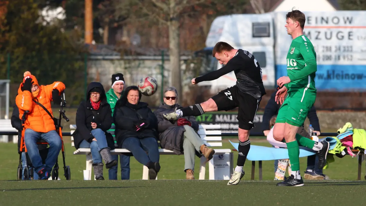 Abgezogen: Fortuna Babelsberg (in Schwarz) gegen Eintracht Alt Ruppin, Testspiel 2:0
