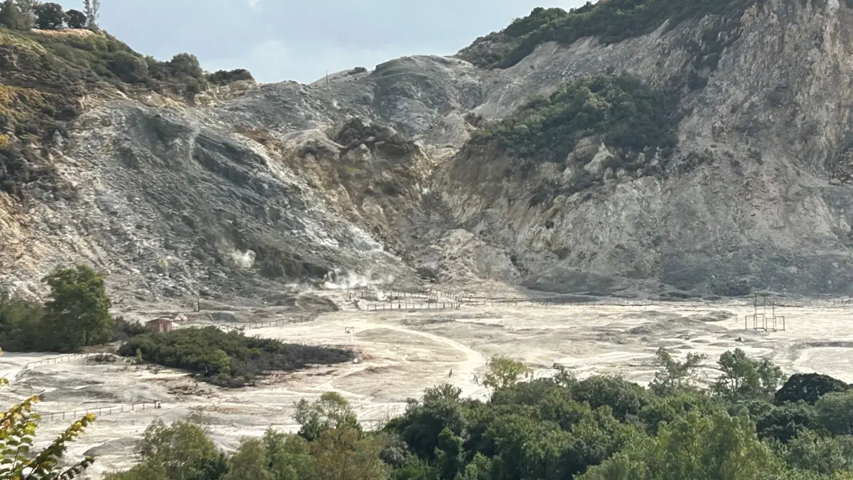 Phlegräische Felder: ARCHIV - 03.11.2023, Italien, Pozzuoli: Das Vulkanfeld Solfatara in der Kleinstadt Pozzuoli im Westen der italienischen Millionenmetropole Neapel. Das Gebiet gehört zum Supervulkan der Phlegräischen Felder. (zu dpa: «Erdbeben in Neapel nahe Supervulkan») Foto: Christoph Sator/dpa +++ dpa-Bildfunk +++