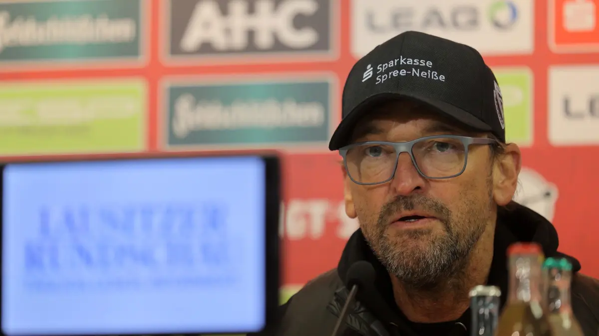 Fussball 3. Liga 2024/2025 FC Energie Cottbus - SC Verl: Trainer Claus-Dieter Wollitz (Energie Cottbus)