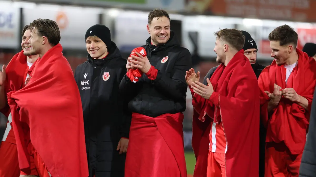 Fussball 3. Liga 2024/2025 FC Energie Cottbus - SC Verl: Energie feiert den Sieg.