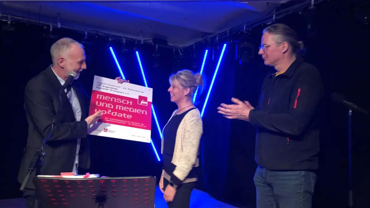 Das Jugendkulturzentrum "Alte Brauerei" in Angermünde ist im Februar 2025 als JIM-Standort in Brandenburg ausgezeichnet worden. Florian Kerkau vom Landesfachverband Medienbildung Brandenburg übergibt die Urkunde an Kerstin Ebert vom Träger ABW und Jugendklubleiter Uwe Harnisch-Tornow (v.l.n.r.).