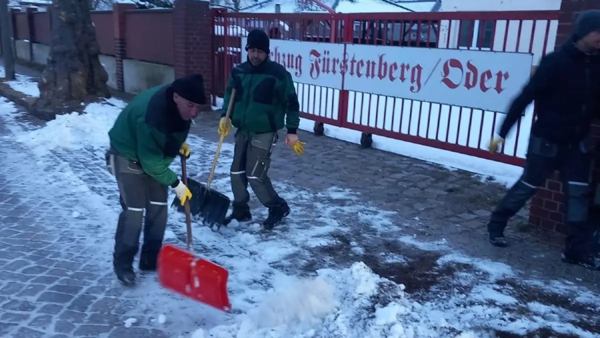 Asylbewerber beim Winterdienst-Einsatz in Eisenhüttenstadt