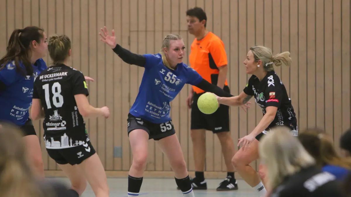 Handball, Oberliga Frauen, SV Union Neuruppin, Megan Sue Gelhorn (Nummer 55 in Blau), Spiel gegen SG Uckermark, Kandidat Sportler der Woche