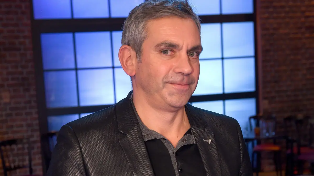 Wladimir Kaminer: ARCHIV - 13.10.2017, Nordrhein-Westfalen, Köln: Der Autor Wladimir Kaminer steht nach der Aufzeichnung der Talkshow «Kölner Treff» im Studio. (zu dpa: «Bestseller-Autor Kaminer verkauft Wohnung über Facebook») Foto: Henning Kaiser/dpa +++ dpa-Bildfunk +++