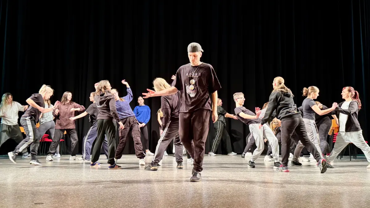 Gunnar Laatsch ist Choreograf aus Bernau und trainiert aktuell eine Tanzgruppe für das 70 jährige Jubiläum im Friedrich-Wolf-Theater in Eisenhüttenstadt.