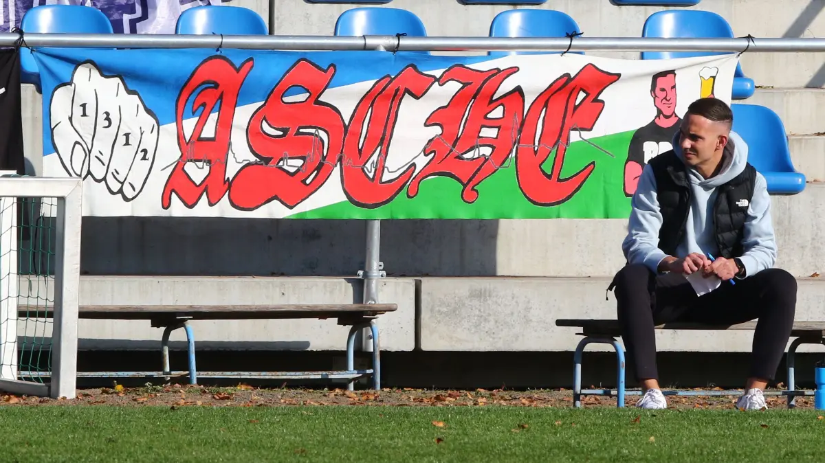 Fußball Landesliga, Trainer Aaron Müller von Stahl Brandenburg im Spiel bei Victoria Templin