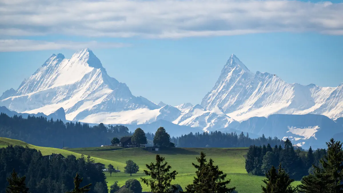 Ein Blick auf die Schönegg (vorne) und die Berner Alpen, mit dem Schreckhorn (l) und dem Finsteraarhorn. +++ dpa-Bildfunk +++