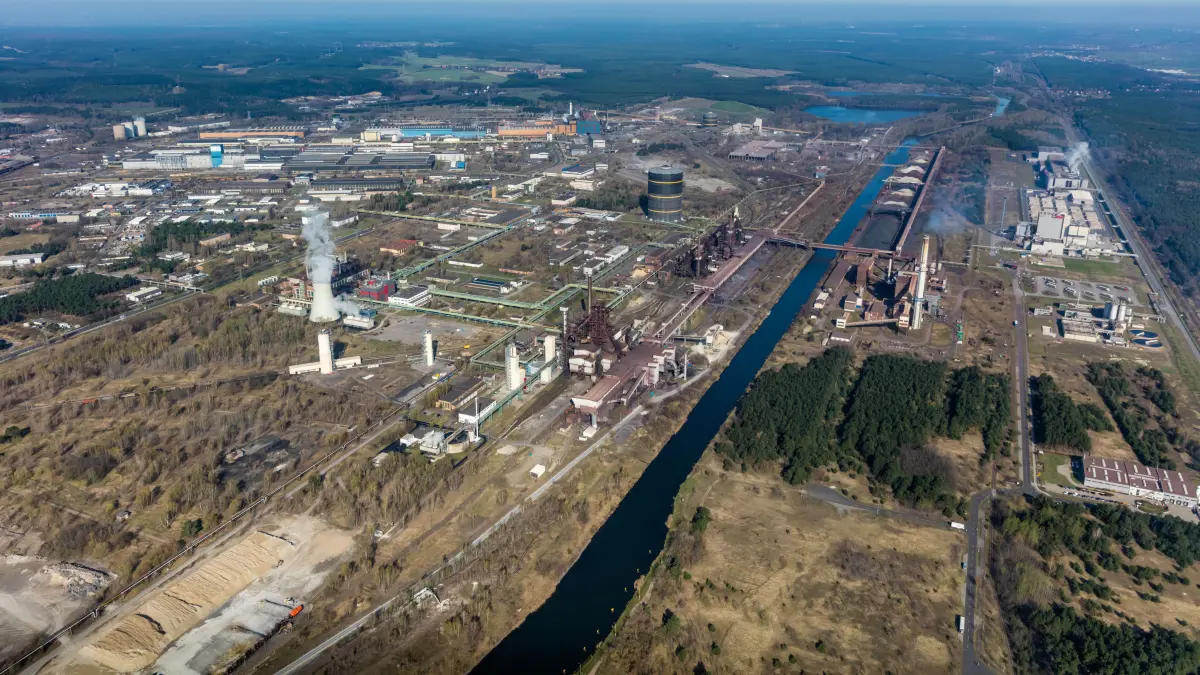 Auf der Brach-Fläche östlich des Kanals, unterhalb des Wäldchens, im Industriegebiet am Oder-Spree-Kanal in Eisenhüttenstadt sollten mehrere Millionen Euro investiert werden. Was wird daraus?