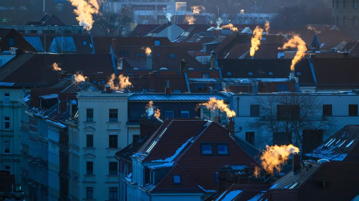 Sachsen am frühen Morgen: 19.02.2025, Sachsen, Leipzig: Rauch steigt über den Dächern der Häuser in Leipzig auf. In der Nacht sind die Temperaturen in der Messestadt auf bis zu minus 10 Grad gefallen. Foto: Hendrik Schmidt/dpa +++ dpa-Bildfunk +++