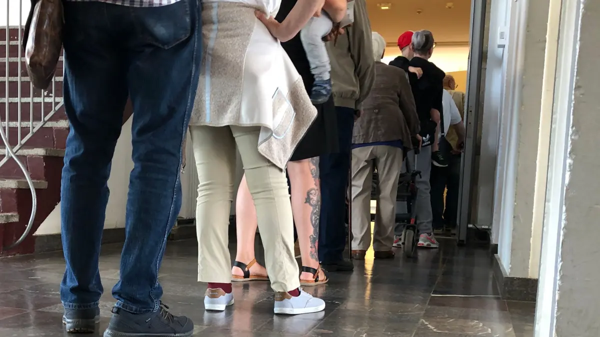 Schlangen vor einem Wahllokal in Eisenhüttenstadt bei der Landtagswahl im September 2024