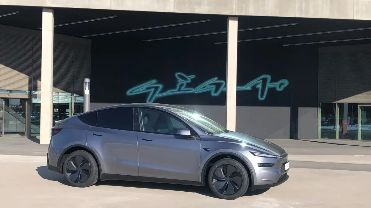 Soll gegen die Absatz-Probleme helfen: Das neues Model Y von Tesla an der Gigafactory Grünheide.