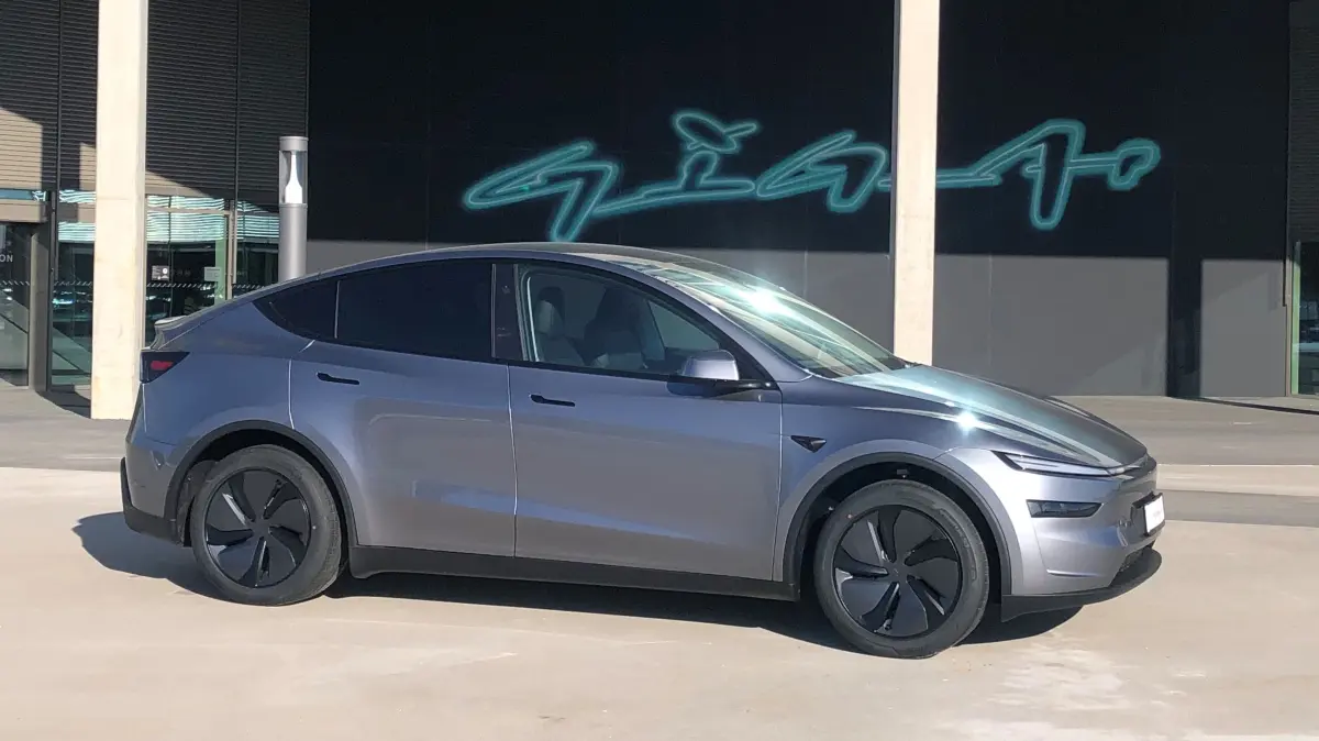 Soll gegen die Absatz-Probleme helfen: Das neues Model Y von Tesla an der Gigafactory Grünheide.