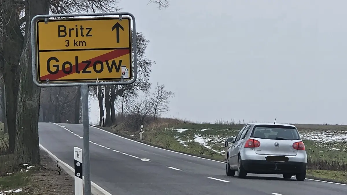 Blick aus Golzow in Richtung Britz: Am Donnerstagabend (22.2.2025) ist es auf der Strecke zu einem tragischen Wildunfall gekommen. Dabei verlor ein 23-Jähriger sein Leben, nachdem sich das Auto, in dem er im Fond saß, mehrfach überschlagen hatte.