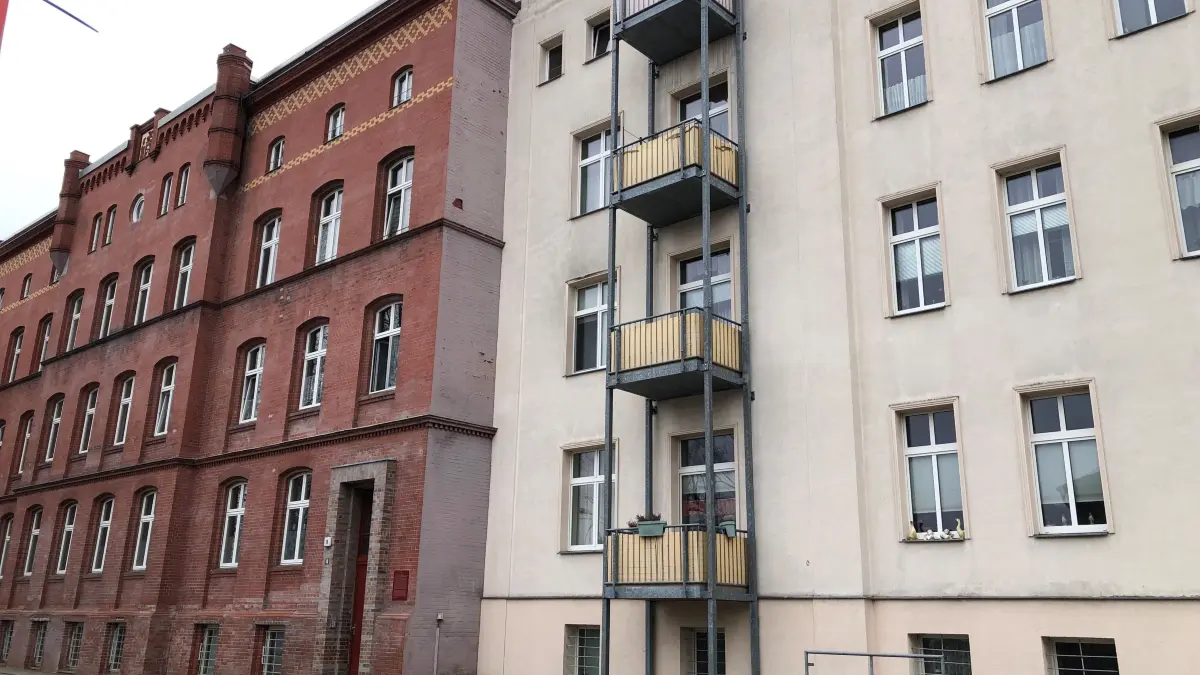 Die beiden Wohnhäuser Schwedter Straße 18 und 20 in Angermünde, in der DDR Sitz der SED-Kreisleitung, sorgten jahrelang für negative Schlagzeilen. Jetzt haben die Mehrfamilienhäuser einen neuen Eigentümer.