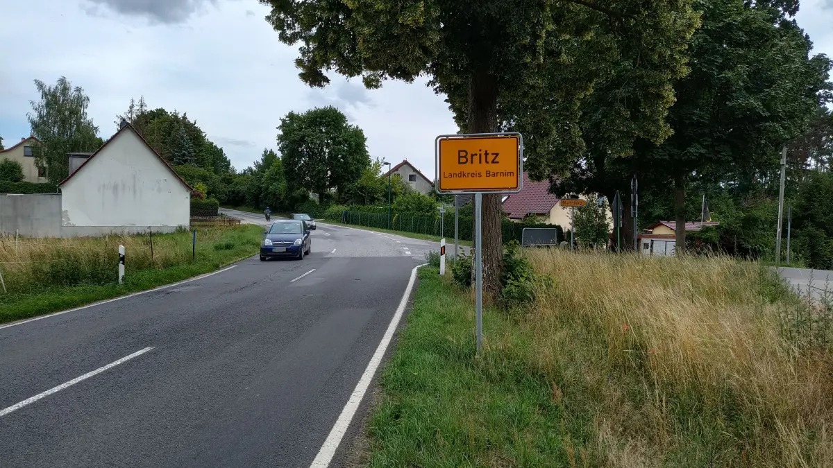 Der Ortseingang von Britz aus Richtung Golzow. Am Donnerstag abend ereignete sich an der L23 zwischen Golzow und Britz ein schwerer Unfall.