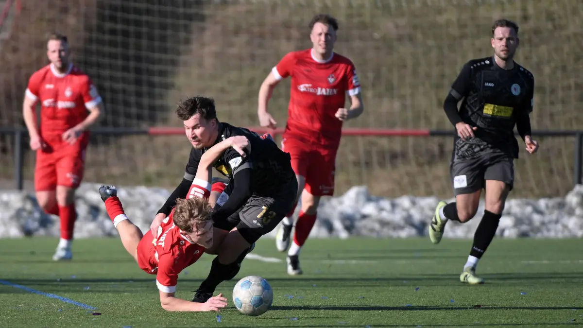 Fussball : Frankfurt an der Oder, Stadion, Fussball Brandenburgliga Punktspiel, 1. FC Frankfurt - Werderaner FC, Jakub Mizerski gegen Tobias Lietz, dahinter v.l. Justin Wink, John Lukas Sauer und Florian Matthäs
FOTO BENK 22.02.2025