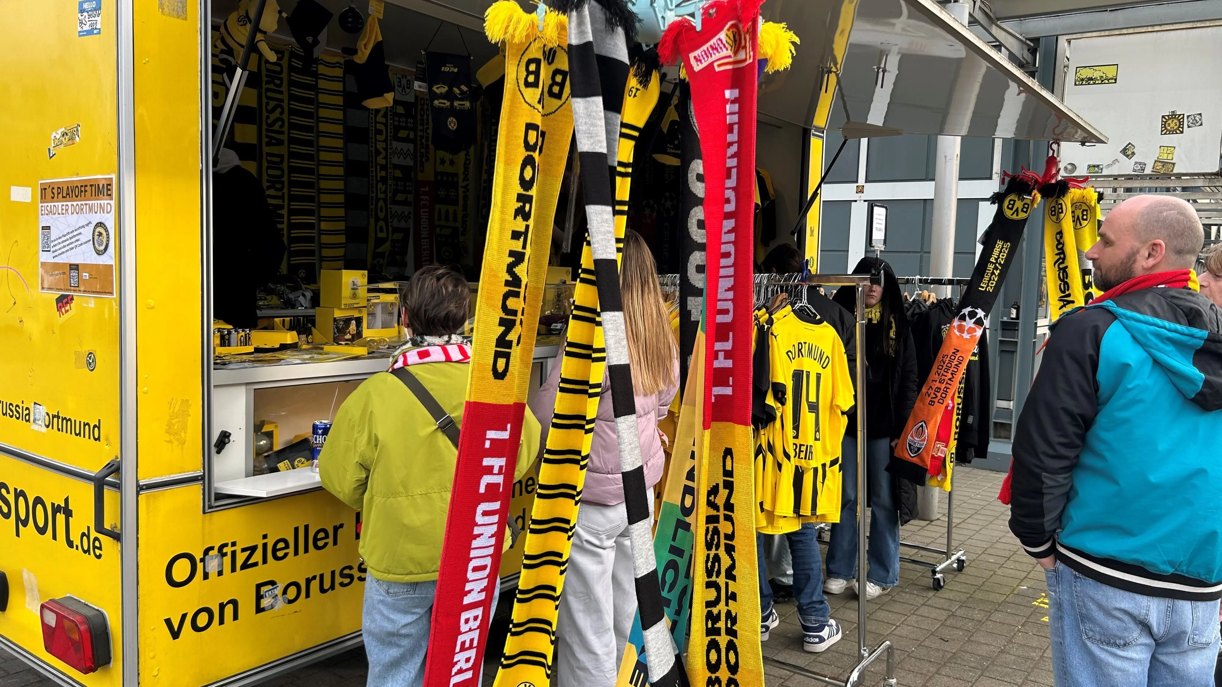 An den Fanshops im Dortmunder Stadtgebiet gibt es gelb-rote Freundschaftsschals mit Borussia Dortmund und Union Berlin.
