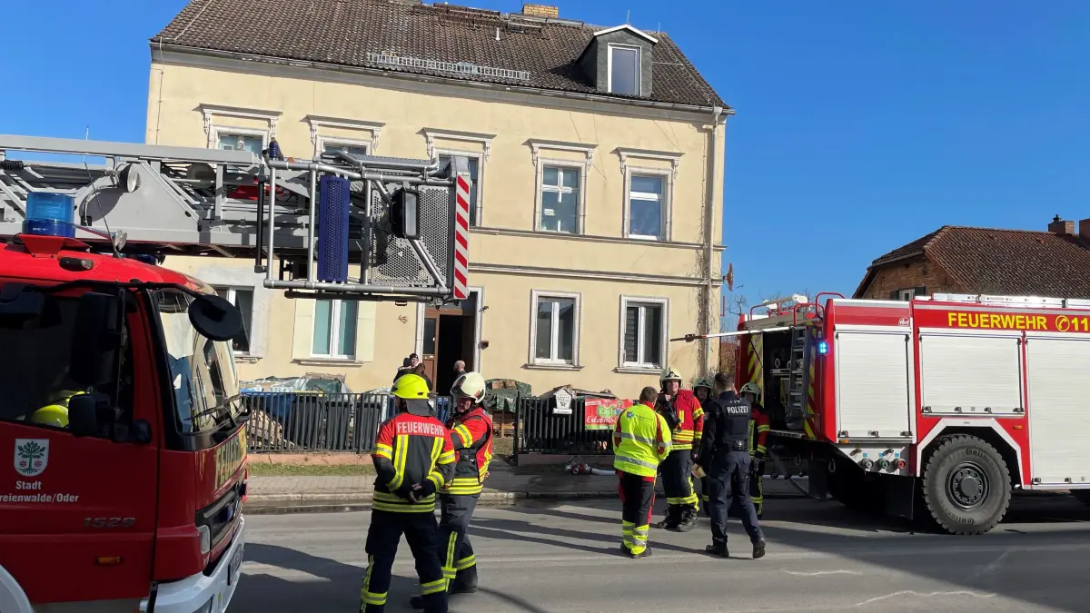 Einsatz in Altranft bei Bad Freienwalde: Mit einem großen Aufgebot an Technik und Rettungskräften waren die Feuerwehren vor Ort im Einsatz.
