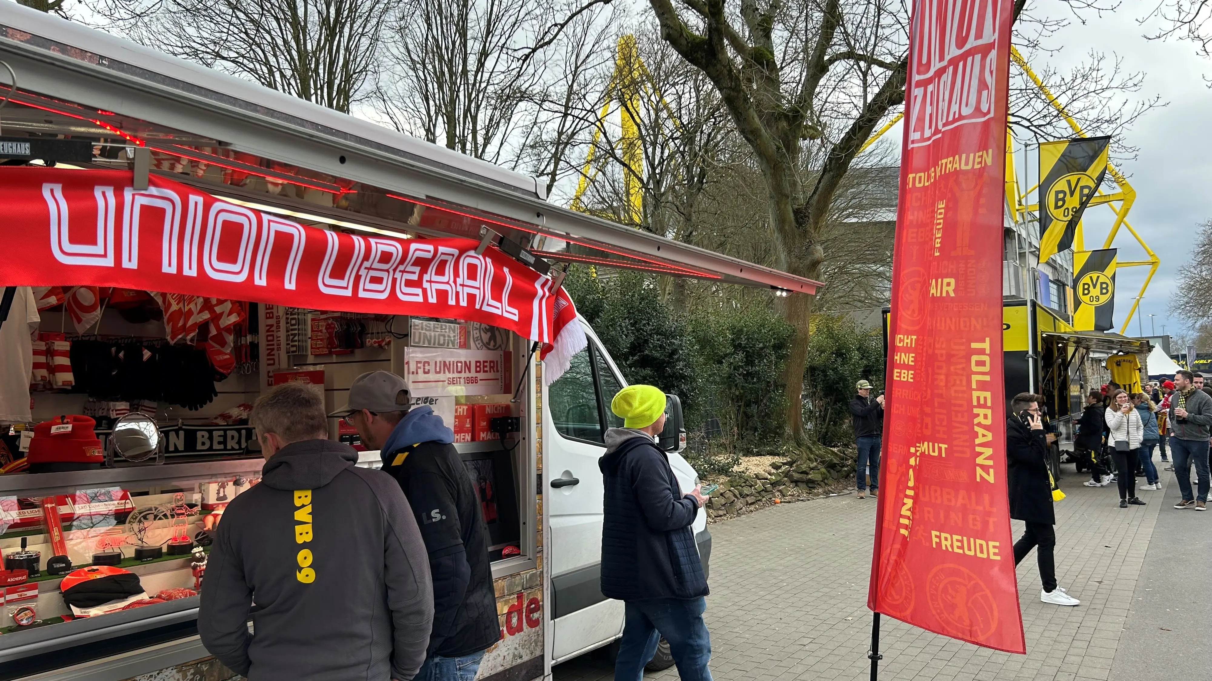 Union Berlin am Signal-Iduna-Park von Borussia Dortmund - am Samstag erleben beide Fanlager bei der Anreise einen fröhlichen Fußballtag.