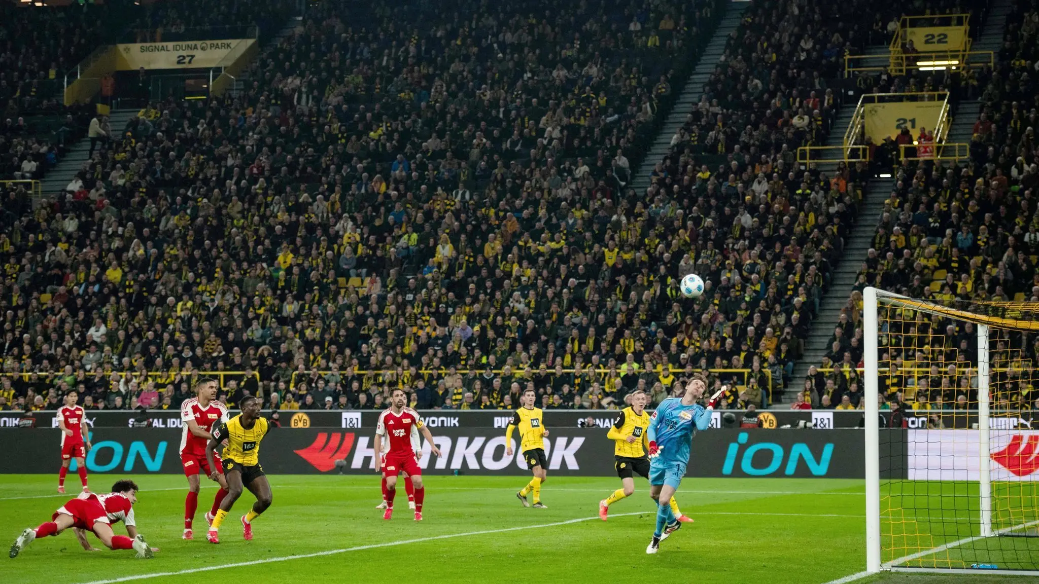 Borussia Dortmund - 1. FC Union Berlin: 22.02.2025, Nordrhein-Westfalen, Dortmund: Fußball, Bundesliga, Borussia Dortmund - 1. FC Union Berlin, 23. Spieltag, Signal Iduna Park. Unions Torwart Frederik Rönnow (r) kann das Tor zum 1:0 nicht verhindern. Foto: Fabian Strauch/dpa - WICHTIGER HINWEIS: Gemäß den Vorgaben der DFL Deutsche Fußball Liga bzw. des DFB Deutscher Fußball-Bund ist es untersagt, in dem Stadion und/oder vom Spiel angefertigte Fotoaufnahmen in Form von Sequenzbildern und/oder videoähnlichen Fotostrecken zu verwerten bzw. verwerten zu lassen. +++ dpa-Bildfunk +++