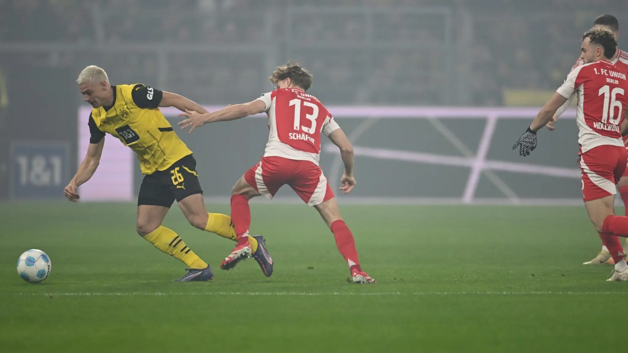Borussia Dortmund - 1. FC Union Berlin: 22.02.2025, Nordrhein-Westfalen, Dortmund: Fußball: Bundesliga, Borussia Dortmund - 1. FC Union Berlin, 23. Spieltag, Signal Iduna Park. Dortmunds Julian Ryerson im Zweikampf mit Union Berlins Andras Schäfer Foto: Fabian Strauch/dpa - WICHTIGER HINWEIS: Gemäß den Vorgaben der DFL Deutsche Fußball Liga bzw. des DFB Deutscher Fußball-Bund ist es untersagt, in dem Stadion und/oder vom Spiel angefertigte Fotoaufnahmen in Form von Sequenzbildern und/oder videoähnlichen Fotostrecken zu verwerten bzw. verwerten zu lassen. +++ dpa-Bildfunk +++