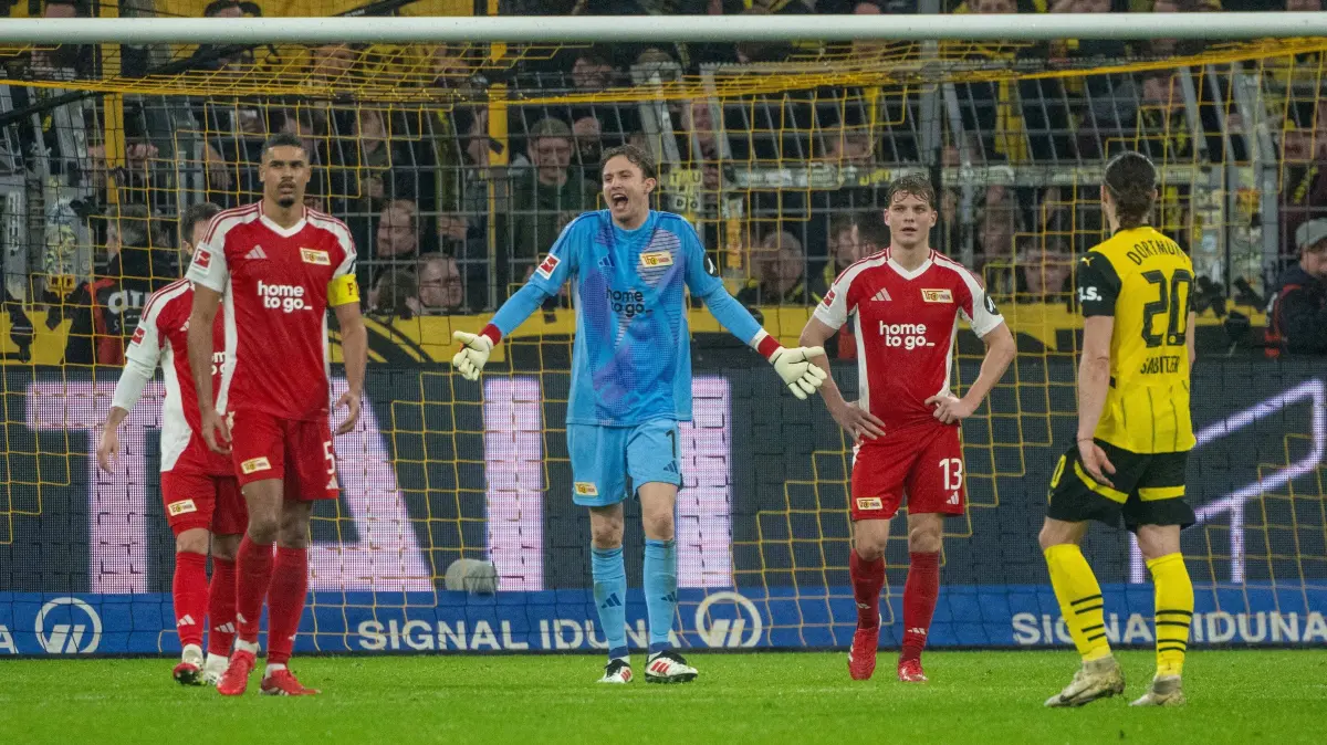 1.BL Dortmund - 1. FC Union 2024/25: Fußball, Herren, 1. Bundesliga, Saison 2024/2025, (23. Spieltag), Borussia Dortmund - 1. FC Union Berlin (6:0), v. l. Danilho Doekhi (1. FC Union), Torwart Frederik Rönnow (1. FC Union), Andras Schäfer (1. FC Union) nach einem Gegentor, Marcel Sabitzer (Borussia Dortmund), 22.02. 2025, Foto: Matthias Koch