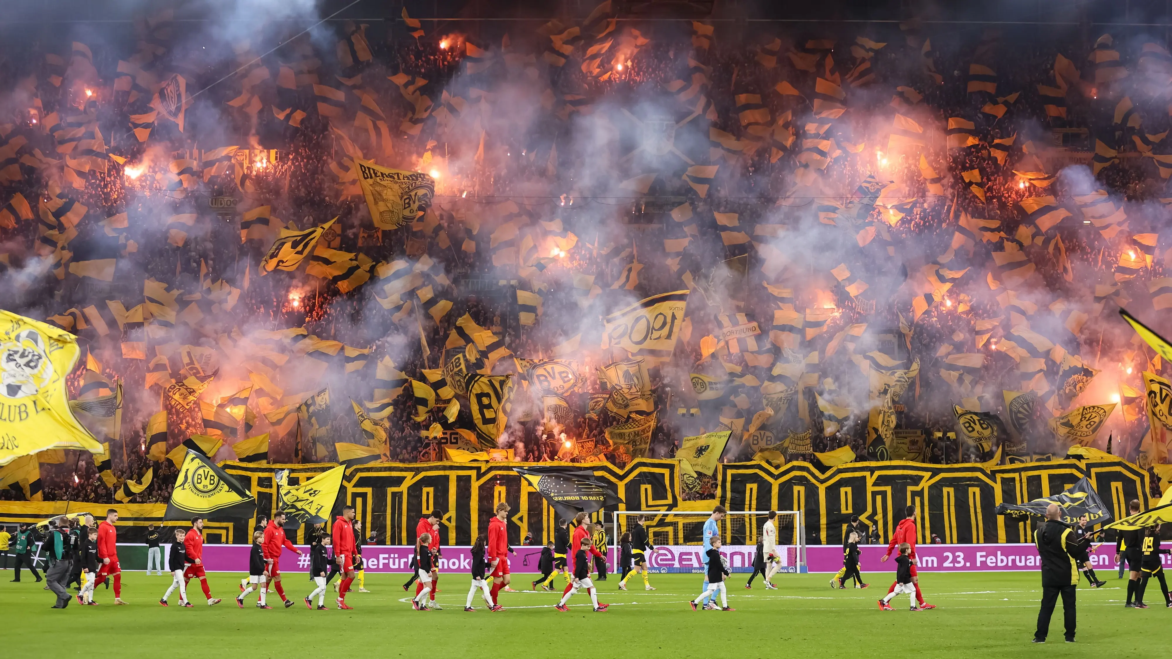 GER, Borussia Dortmund gegen Union Berlin, Fussball, 1.Liga, 23.Spieltag, Spielzeit 2024/2025, 22.02.2025: Suedtribuehne Borussia Dortmund
GER, Borussia Dortmund gegen Union Berlin, Fussball, 1.Liga, 23.Spieltag, Spielzeit 2024/2025, 22.02.2025
DFL REGULATIONS PROHIBIT ANY USE OF PHOTOGRAPHS AS IMAGE
SEQUENCES AND/OR QUASI-VIDEO
Foto: Eibner-Pressefoto/Frank Zeising