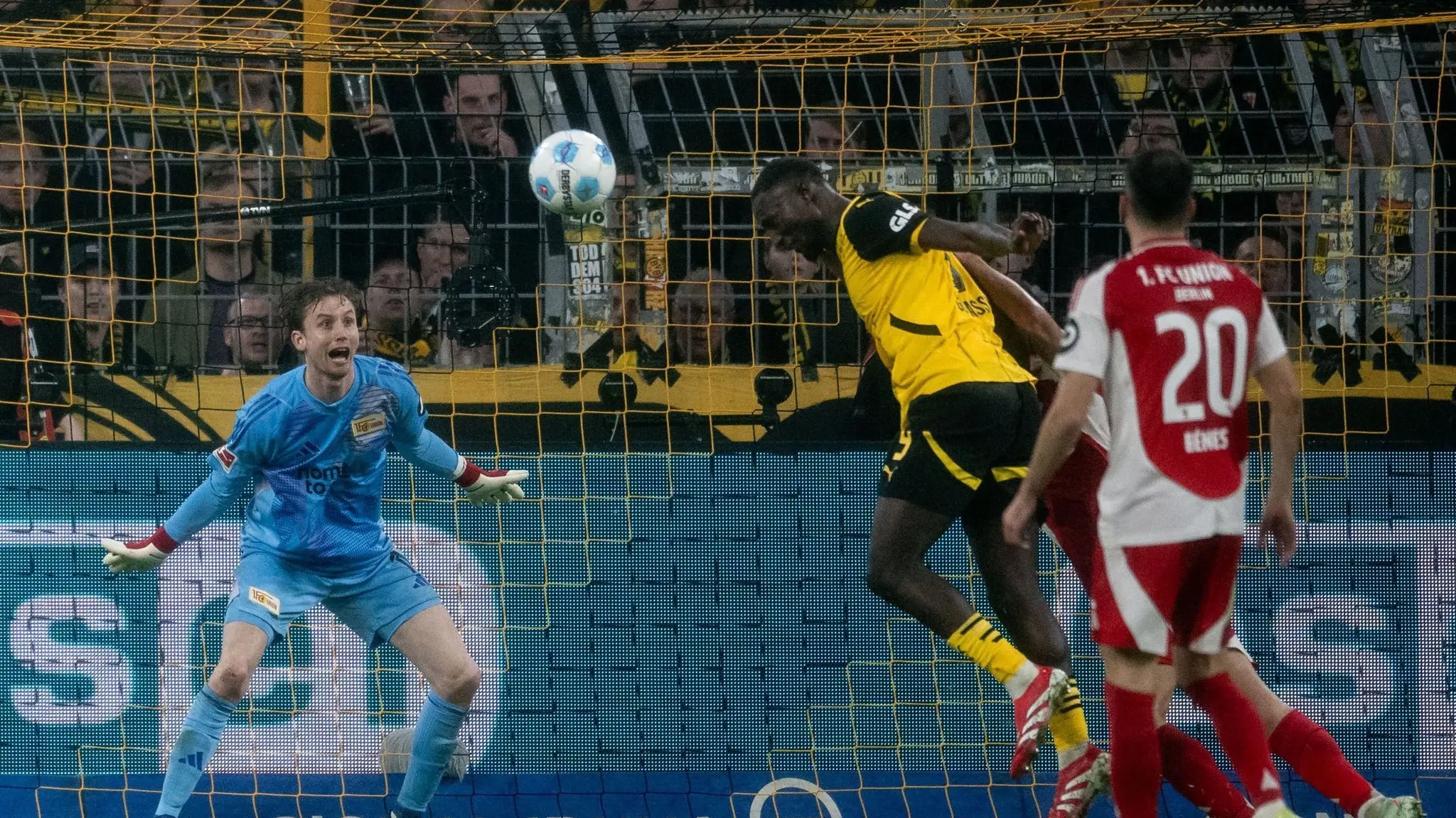 Borussia Dortmund - 1. FC Union Berlin: 22.02.2025, Nordrhein-Westfalen, Dortmund: Fußball, Bundesliga, Borussia Dortmund - 1. FC Union Berlin, 23. Spieltag, Signal Iduna Park. Dortmunds Serhou Guirassy (M) köpft das Tor zum 5:0. Das Spiel endete 6:0. Foto: Fabian Strauch/dpa - WICHTIGER HINWEIS: Gemäß den Vorgaben der DFL Deutsche Fußball Liga bzw. des DFB Deutscher Fußball-Bund ist es untersagt, in dem Stadion und/oder vom Spiel angefertigte Fotoaufnahmen in Form von Sequenzbildern und/oder videoähnlichen Fotostrecken zu verwerten bzw. verwerten zu lassen. +++ dpa-Bildfunk +++