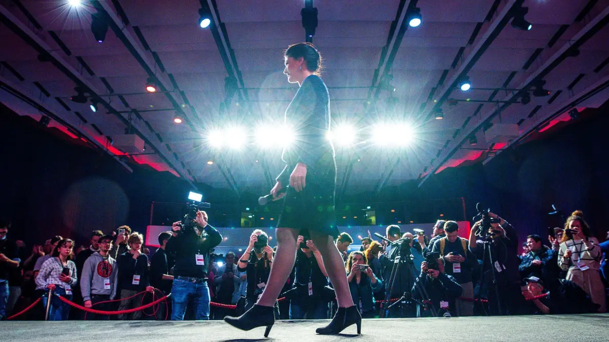 Bundestagswahl - Wahlparty BSW: 23.02.2025, Berlin: Sahra Wagenknecht, Spitzenkandidatin und Parteivorsitzende vom Bündnis Sahra Wagenknecht BSW, geht bei der Wahlparty vom BSW über die Bühne. Am Sonntag fand die vorgezogene Wahl zum 21. Deutschen Bundestag statt. Foto: Jens Büttner/dpa +++ dpa-Bildfunk +++