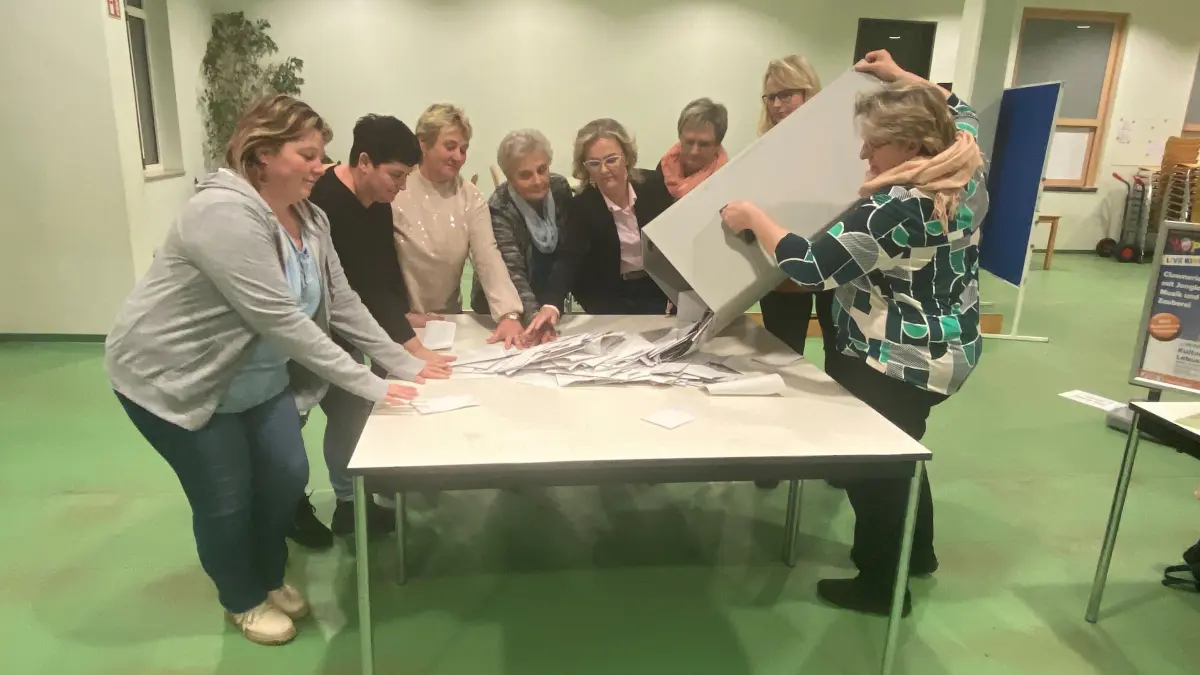 Heike Spieckermann (r) schütte am Sonntag um 18 Uhr in Lebus im Beisein von Stephanie Gammelin, Silvana Walter, Siegrid Golz, Jutta Ballentin, Marta Kalinowska, Heike Riegner und Andrea Wolf (v.l.) die Wahlurne aus. Kurz vor der Bundestagswahl haben Menschen im Wahlkreis 59 mit verschiedenen Aktionen noch einmal ein Plädoyer für die Demokratie gehalten.