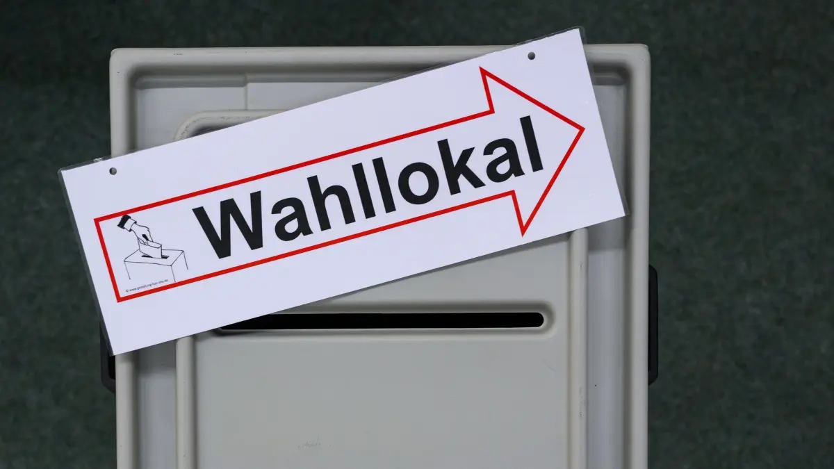 Wahllokal: ACHTUNG: SPERRFRIST 23. FEBRUAR 08:00 UHR. - 21.01.2025, Brandenburg, Cottbus: In einem Raum der Wahlleitung der Stadt Cottbus liegt ein Schild mit der Aufschrift «Wahllokal» auf einer Wahlurne.
Wer am Sonntag persönlich wählen geht, macht das in einem Wahllokal. (zu dpa: «Wahllokale in Schleswig-Holstein geöffnet») Foto: Patrick Pleul/dpa +++ dpa-Bildfunk +++