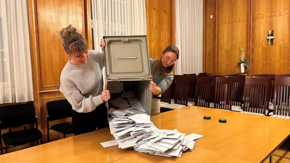 Amelie Finke (rechts) und Jeanine Kliemank haben im Rathaus in Eisenhüttenstadt Stimmen ausgezählt. Das Ergebnis hat das Kräfteverhältnis der Parteien deutlich verschoben.