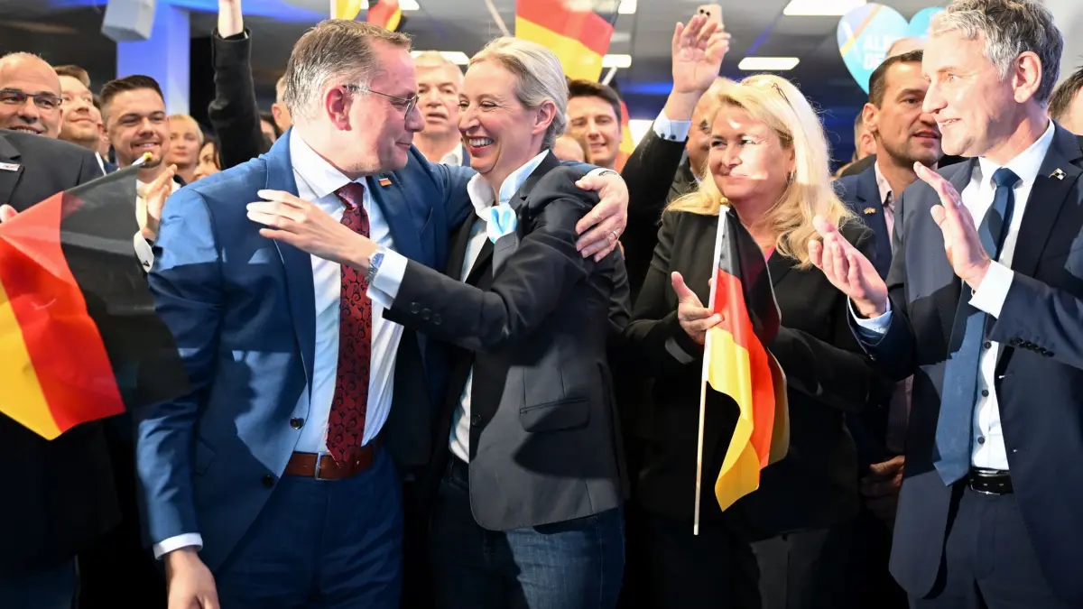 Bundestagswahl - Wahlparty AFD: 23.02.2025, Berlin: Alice Weidel (M), Bundesvorsitzende und Kanzlerkandidatin der AfD, und Tino Chrupalla, AfD-Bundesvorsitzender, reagieren bei der Wahlparty der AFD in der AfD Bundesgeschäftsstelle. Am Sonntag fand die vorgezogene Wahl zum 21. Deutschen Bundestag statt. Foto: Sören Stache/dpa-Pool/dpa +++ dpa-Bildfunk +++