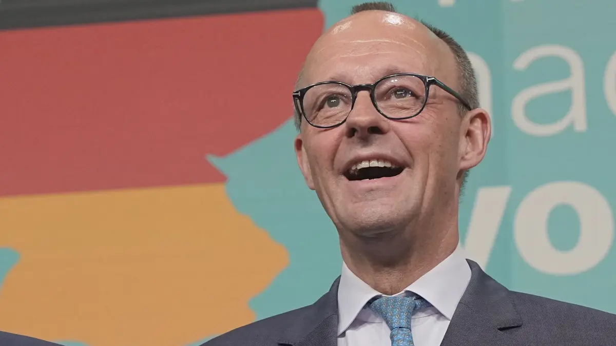 Bundestagswahl - CDU-Wahlparty: 23.02.2025, Berlin: Friedrich Merz (CDU), Parteivorsitzender und Kanzlerkandidat, steht im Konrad-Adenauer-Haus nach der Prognose zum Ergebnis der Bundestagswahl auf der Bühne. Am Sonntag fand die vorgezogene Wahl zum 21. Deutschen Bundestag statt. Foto: Michael Kappeler/dpa +++ dpa-Bildfunk +++