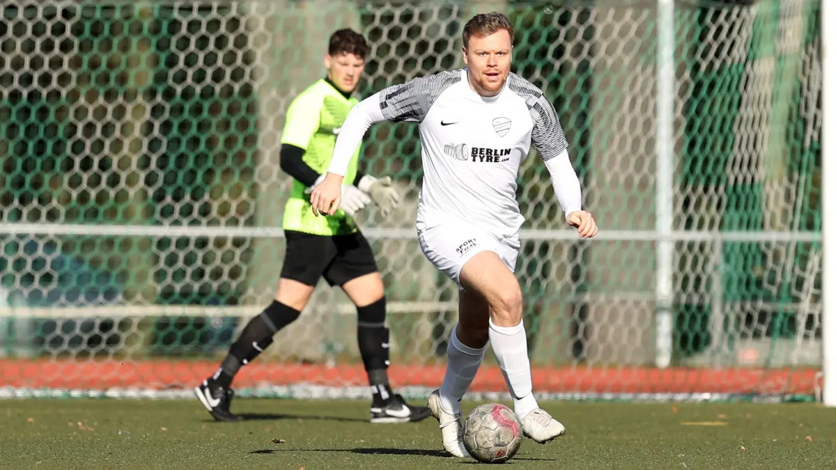 Testspiel TSG Einheit Bernau gegen FSV Schorfheide Joachimsthal 10:1 : Bernau, 22.02.2025, Testspiel TSG Einheit Bernau gegen FSV Schorfheide Joachimsthal 10:1, Luis H?bner ist neu bei der TSG Einheit, er kam im Winter von Oberligist Ahrensfelde