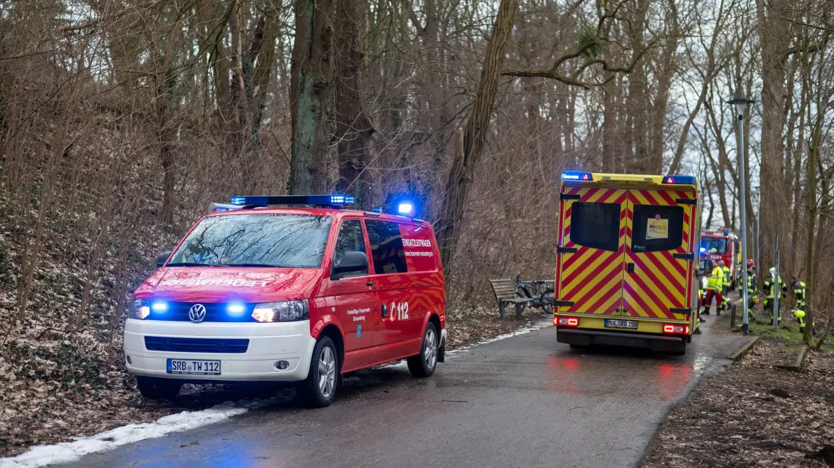 Alarm am Straussee: Mehrere Menschen sind auf dem Straussee in das Eis eingebrochen.