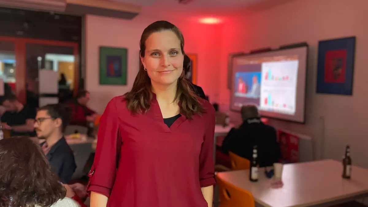 Maja Wallstein beim Wahlabend der SPD. Für den Einzug in den Bundestag als Direktkandidatin hat es nicht gereicht. Trotzdem vertritt die Sozialdemokratin Cottbus/Spree-Neiße weiterhin im Bundestag.