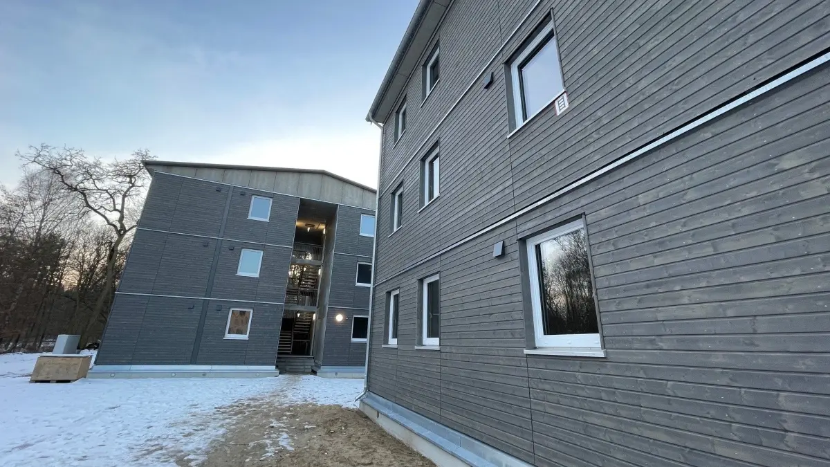 Zwei Wohnhäuser für Geflüchtete hat das Unternehmen Timpla im Auftrag des Kreises am Stadtsee errichtet,