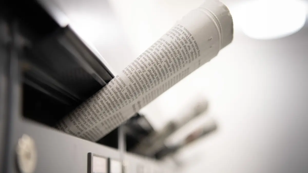 Zeitungszustellung: ARCHIV - 17.10.2019, Berlin: Tageszeitungen stecken in Briefkästen eines Mehrfamilienhauses, aufgenommen am 17.10.2019. zu dpa: "Trend zu Zeitungsabos: Gedruckt und E-Paper gleich stark in 2030" (zu dpa: «Schätzung zu Abos: Gedruckte Zeitungen und E-Paper 2030 gleich stark») Foto: Soeren Stache/dpa-Zentralbild/dpa +++ dpa-Bildfunk +++