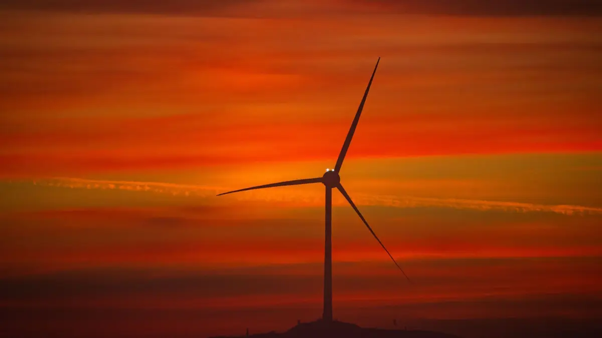 Sonnenaufgang hinter Windrad