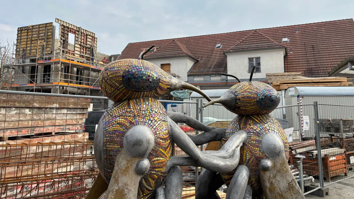 Emsige Arbeiter: Im Schatten der Skulptur "Tanzende Bienen" entsteht der Kulturbahnhof in Hohen Neuendorf. Ende 2024 sollen die Arbeiten abgeschlossen werden. Dann können die Innenräume eingerichtet werden.