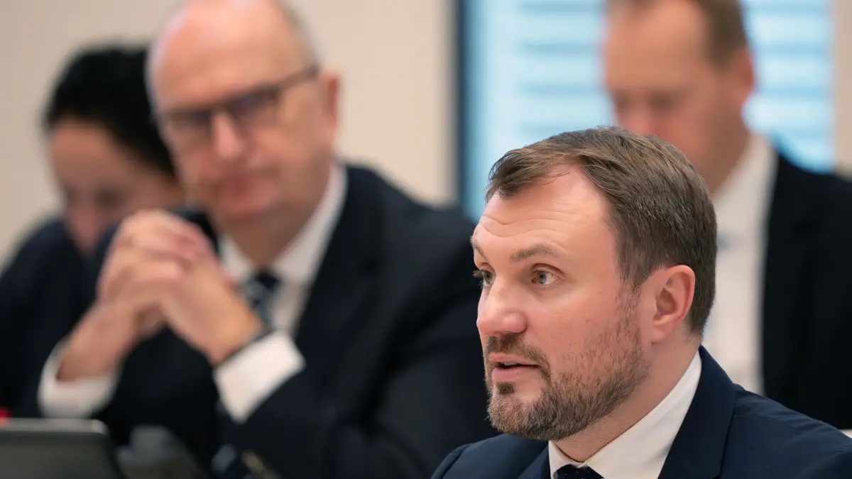 7. Sitzung Landtag Brandenburg: 26.02.2025, Brandenburg, Potsdam: Daniel Keller (SPD), Brandenburger Minister für Wirtschaft, Arbeit, Energie und Klimaschutz, spricht in der Landtagssitzung während der von der SPD beantragten Aktuellen Stunde zum Thema «Wirtschaft stärken, Unternehmen unterstützen». Links hinter ihm sitzt Brandenburgs Ministerpräsident Dietmar Woidke (SPD). Foto: Soeren Stache/dpa +++ dpa-Bildfunk +++