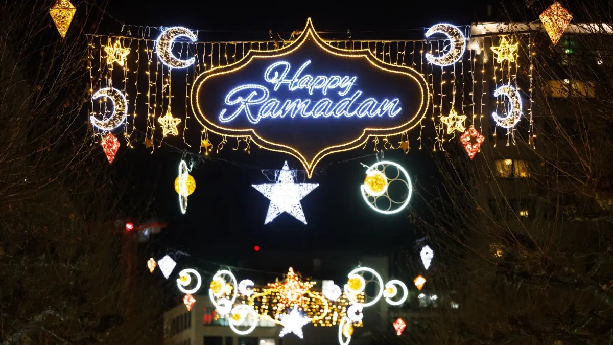 Frankfurt schaltet Ramadan-Beleuchtung in der Freßgass ein: 26.02.2025, Hessen, Frankfurt/M.: Über der Freßgass von Frankfurt leuchtet der Schriftzug «Happy Ramadan». Die Beleuchtung mit dem Schriftzug «Happy Ramadan» wurde 2023 von der Stadtverordnetenversammlung beschlossen. Foto: Lando Hass/dpa +++ dpa-Bildfunk +++