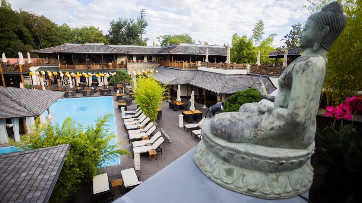 Der Außenbereich mit Pool im Vabali Spa Berlin ist vor Öffnung zu sehen. (zu dpa „Saunen kämpfen gegen hohe Energiepreise“) +++ dpa-Bildfunk +++