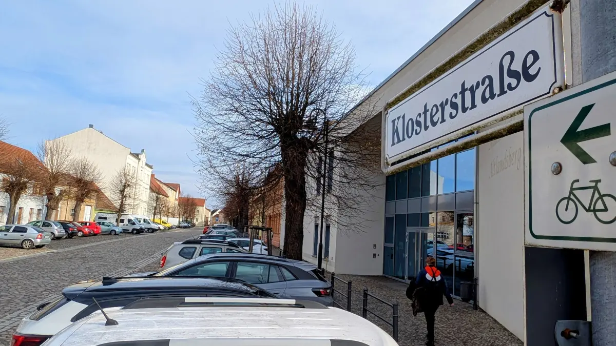 Die Klosterstraße in Altlandsberg mit Grundschule und vielen Autos