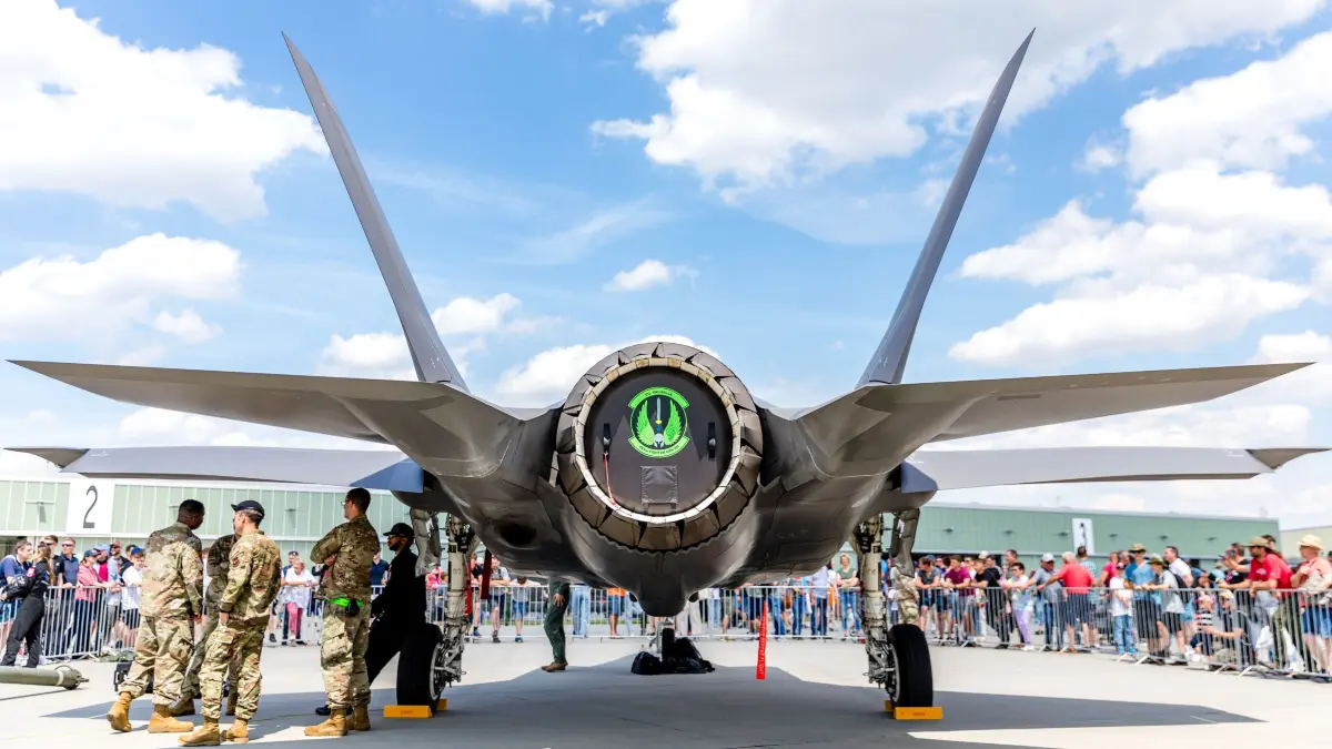 Ein US-amerikanisches Kampfflugzeug vom Typ F 35 steht beim Tag der Bundeswehr zur Besichtigung am Fliegerhorst Holzdorf. Der Militär-Standort soll der Region einen Schub verleihen.