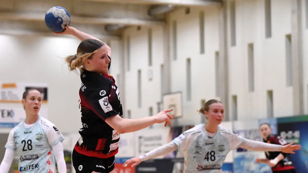 Fussball : Schwerin, Frauen Handball 3. Liga, Grün-Weiß Schwerin - Frankfurter Handballclub, Cosima Cheyenne Hermann vor Charlotte Zufelde und Julie Norman Jensen r.
FOTO BENK 26.02.2025