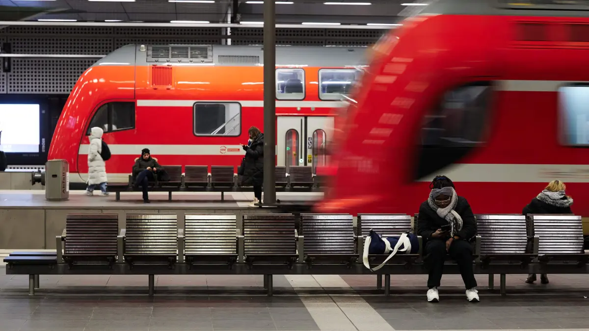Regionalzüge im Hauptbahnhof in Berlin: Im Jahr 2025 müssen Pendler wegen mehrerer Baustellen mit längeren Fahrzeiten unter anderem durch Schienenersatzverkehr rechnen.