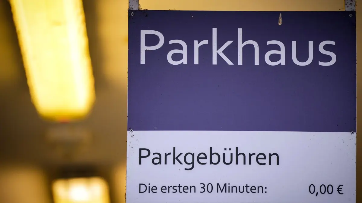 Brandenburg an der Havel - Parkhaus: ARCHIV - 14.02.2024, Brandenburg, Brandenburg/Havel: Der Schriftzug „Parkhaus Parkgebühren“, aufgenommen gegenüber dem Hauptbahnhof an der Einfahrt zu einem Neubau. (zu dpa: «Angriff in Parkhaus – Mann muss operiert werden») Foto: Soeren Stache/dpa +++ dpa-Bildfunk +++