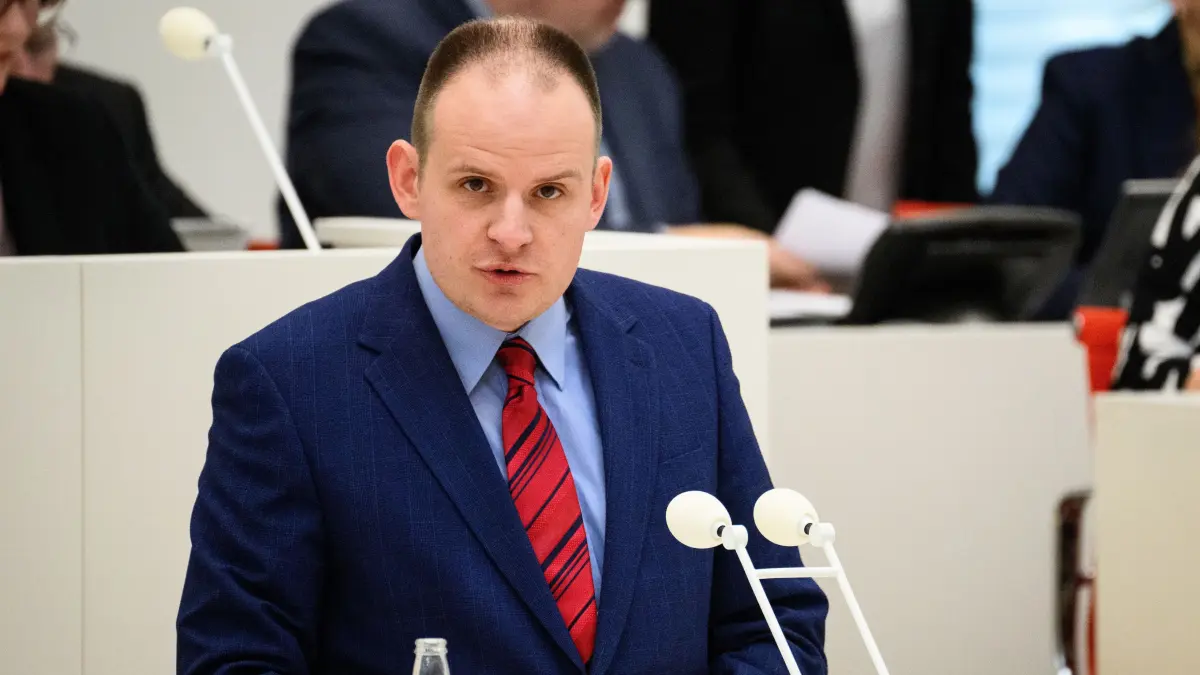 Gunnar Lehmann, Abgeordneter des Bündnis Sahra Wagenknecht, spricht im Landtag von Brandenburg.